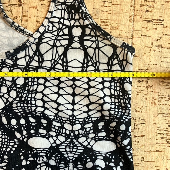 Athletic Lulu Lemon tank top - Picture 5 of 7